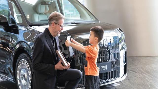 _托举孩子们的汽车设计梦，极氪造梦季上演跨代“击掌”_上演跨季造梦代氪击掌小说